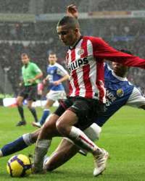 لبيض يسجل هدف الشرف لأيندهوفن أمام بنفيكا