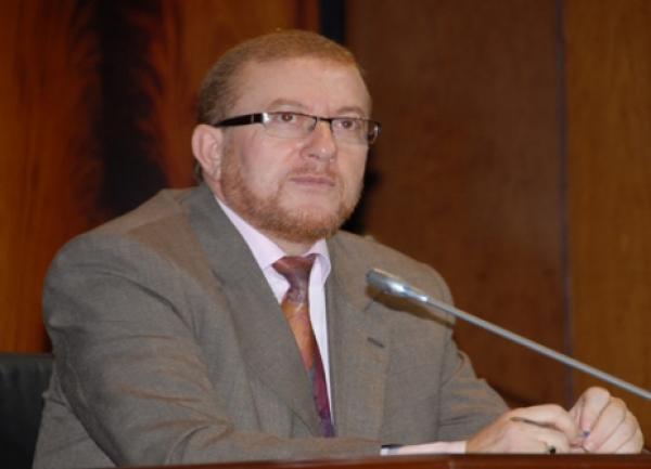 بوليف‮ ‬يبرىء ذمة الحكومة من الزيادة في‮ ‬سعر الحليب ‮