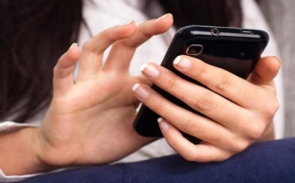 تفتيش شخص لهاتف زوجته بالصدفة يكشف عن مفاجأة صادمة باليوسفية