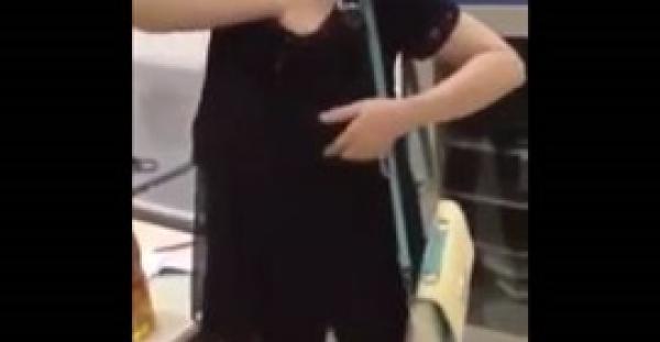 بالفيديو.. لحظة تفتيش فتاة وإخراج المسروقات من أسفل ملابسها