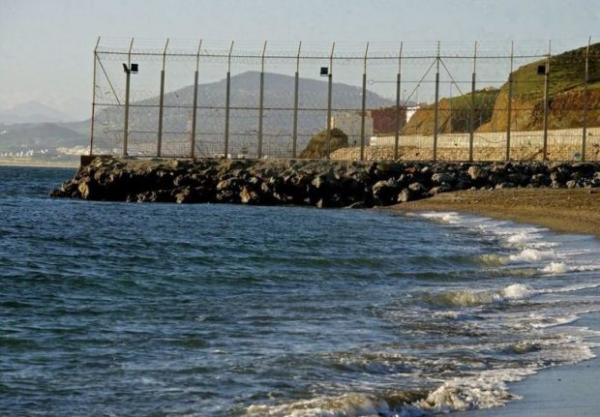 رغم البرد القارس...مغربيان يغامران بحياتهما ويغادران سبتة المحتلة سباحة نحو الفنيدق (فيديو)