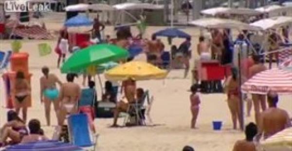 بالفيديو.. مطاردة مثيرة لشاب تحرش بفتاة في أحد الشواطئ