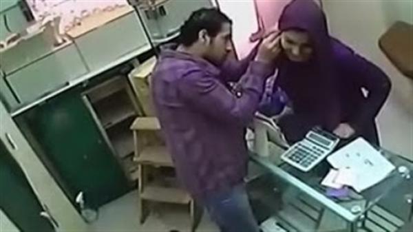 بالفيديو.. فتاة تسرق محل ذهب بعد مغافلة مالكه