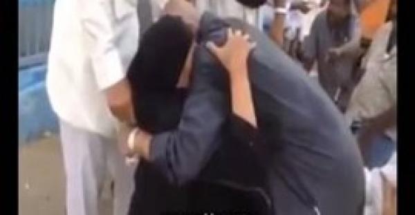 بالفيديو.. شاهد موقفا مؤثرا بين شاب يلتقي بأمه في الحج