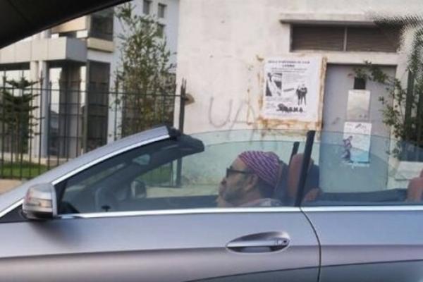 صورة : الملك برفقة الأمير مولاي الحسن يتجولان في شوارع الرباط قبيل آذان المغرب