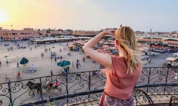 العجلة بدأت أخيرا بالدوران...160 سائحا فرنسيا يحطون الرحال بالمدينة الحمراء