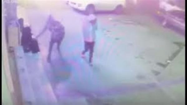 لحظة اختطاف هاتف من يد فتاة أمام محل تجاري (فيديو)