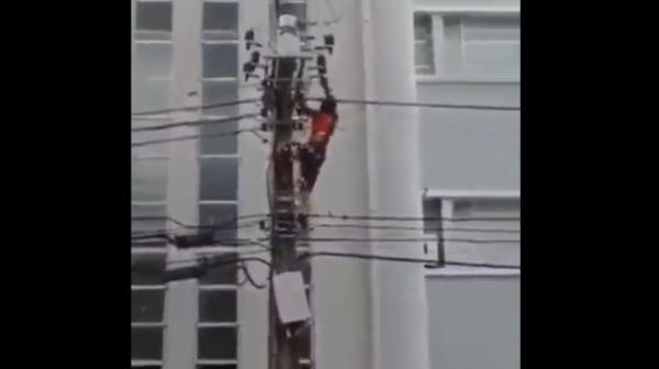 تهور شاب : بغا يلعب مع الضو شوفو اش وقع ليه