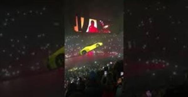 «فيراري» تطير فوق الجمهور خلال حفل المغني DRAKE (فيديو)