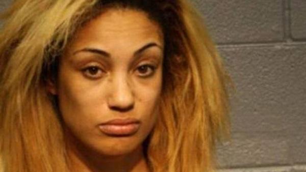 فتاة تنشر فيديو لصديقتها أثناء اغتصابها عبر "سناب شات"