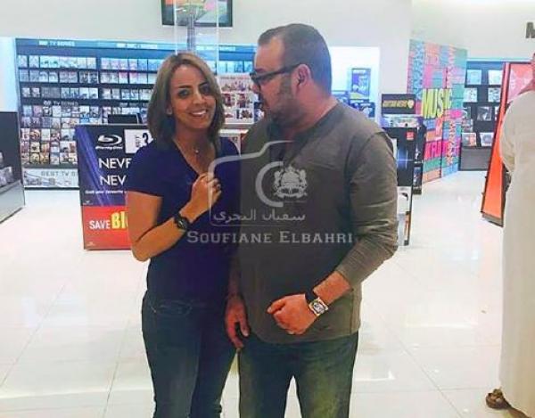 بالصورة ..  الشابة التي عانقت الملك في أحد المراكز التجارية في البحرين