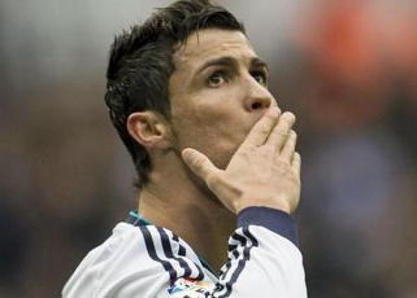 رونالدو أباً لتوأم.. وطريقة الحمل تثير التساؤلات