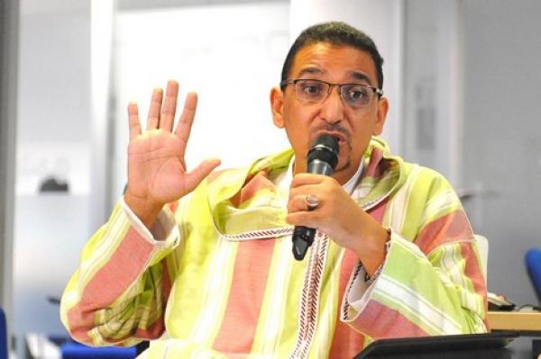 "أبو حفص" متسائلا: تهنئة أهل الكتاب "بالبوناني" حرام ونكاح "الكتابية" حلال!