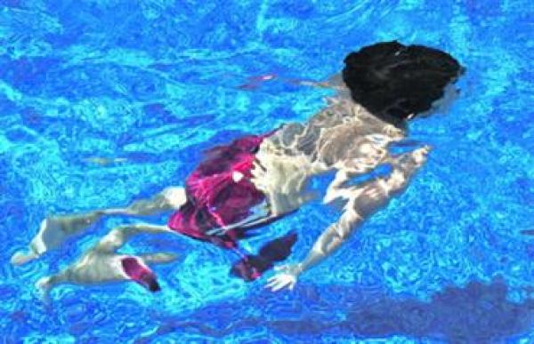 عائلة رباطية أتت لتمضية العطلة بتطوان تتلقى صدمة بعد غرق ابنها في مسبح مركب سياحي