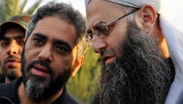 هل سيسلم الفنان التائب فضل شاكر نفسه بعد اعتقال أبيه الروحي أحمد الأسير ؟