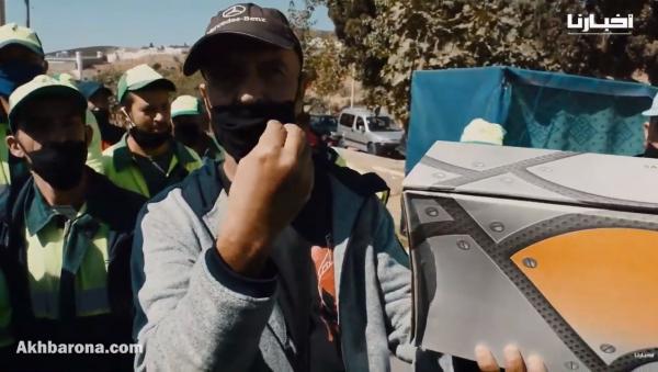 عامل نظافة يضطر لبيع حذاءه لتوفير قوت يومه