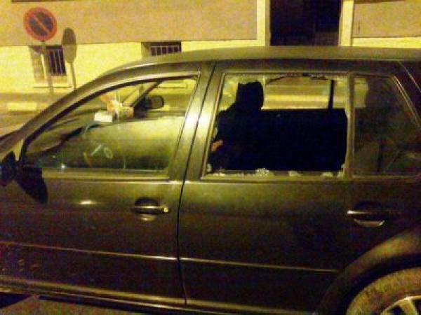 هدشي بزاف..اعتقال شاب عربد بالشارع وكسر زجاج 7 سيارات مركونة