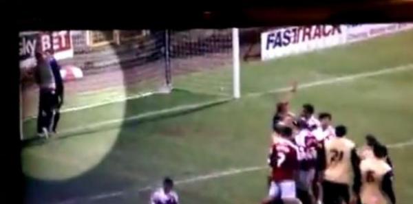 مشجع متعصب يعتدي على حارس مرمى بلكمات قوية (فيديو)