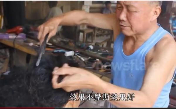بالفيديو: حلاق صيني يستخدم النار لقص شعر زبائنه