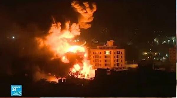 الصور الأولى للغارات الإسرائيلية على قطاع و رد بالصواريخ من القطاع