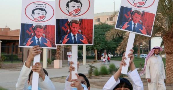 فرنسا تدعو رعاياها في الدول الإسلامية إلى توخي الحذر بعد تصاعد الغضب بسبب الإساءة للرسول محمد (ص)