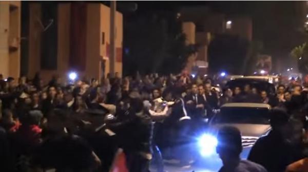 بالفيديو : الملك محمد السادس يفاجئ ساكنة العيون بالتجول بسيارته دون بروتوكول