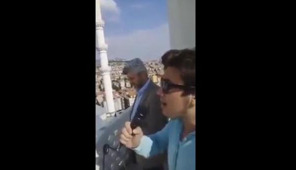 لن تصدق : أب و إبنه يتناوبان على الأذان بصوت جميل جدا