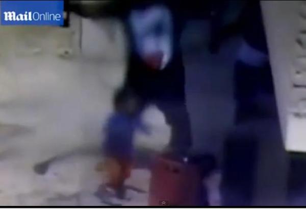 بالفيديو: طفل في الثالثة يرقص ويحتسي الجعة في الشارع