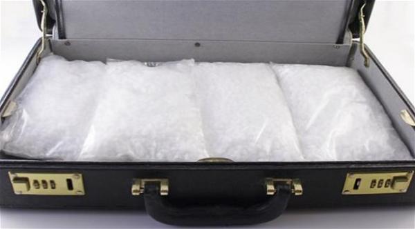 رجل يطلب مساعدة الشرطة للعثور على حقيبة مليئة بالمخدرات