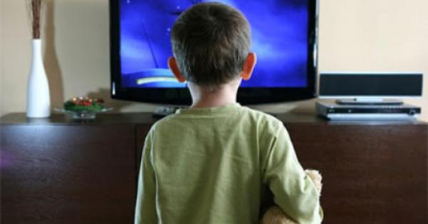 كيف يمكن حماية الأبناء من مشاهد العنف المتزايدة على الشاشات؟