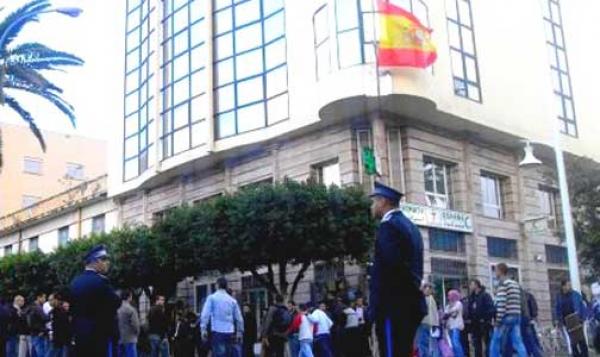  متظاهرون يطالبون برحيل القنصل الإسباني من الناظور 