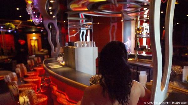 بعمر 60 عاماً تعود إلى العمل "بائعة هوى" والسبب هو..