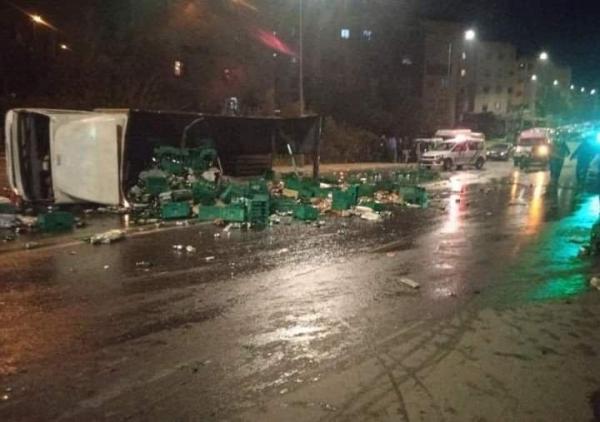 الرباط..انقلاب شاحنة محملة بقنينات "البيرة" ومواطنون يخرقون حظر التجول ويتهافتون لجمعها(فيديو+صور)