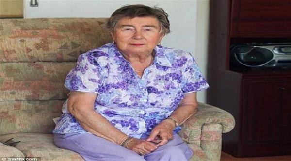 ثمانينة بريطانية تعض كلباً للدفاع عن كلبتها المدللة