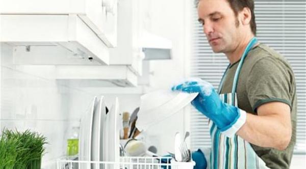 غسل الصحون يدوياً يزيل التوتر والإجهاد!