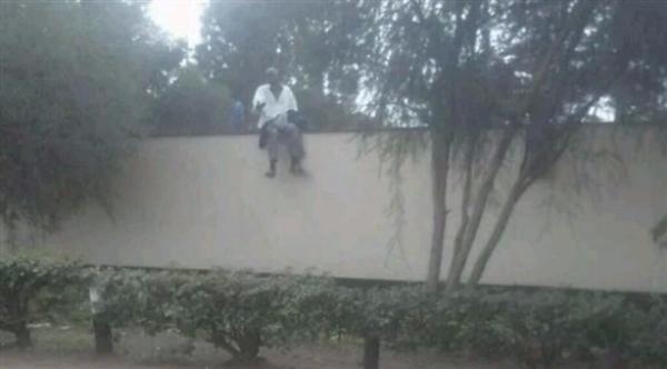  صورة لم يتم التأكد منها قيل إنها لأحدهم يحاول الهروب (تويتر) 