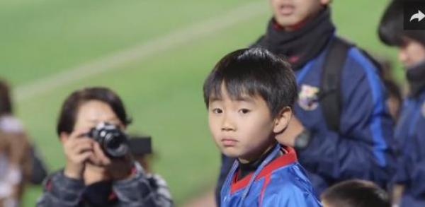 طفل ياباني يخلق الحدث في تدريبات برشلونة