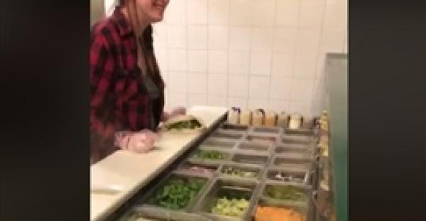 موظفة تبصق في طعام الزبائن قبل رميه في وجههم (فيديو)