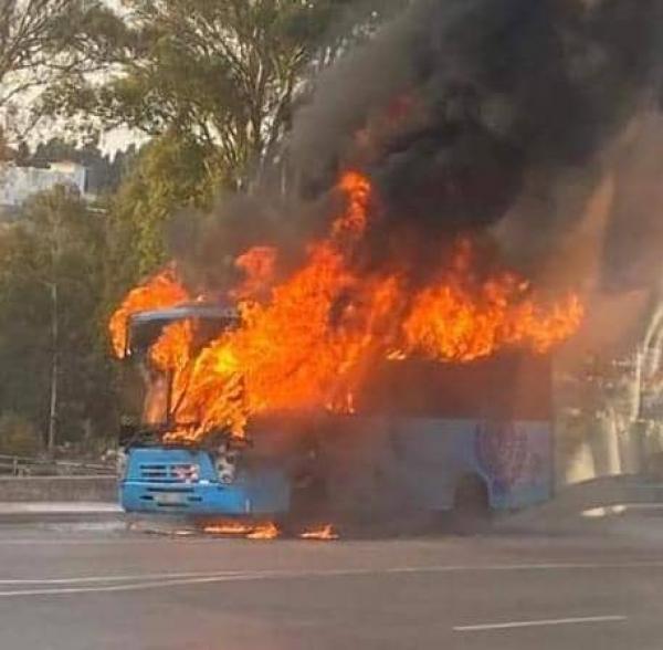 نجاة العشرات من التلاميذ والطلبة بعد تفحم حافلة للنقل الحضري