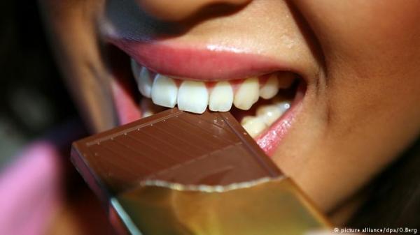 ألمانيا: فصل معلمة بسبب أكلها شكولاتة زميلتها