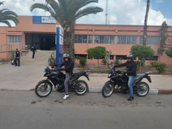 غريب..الساكنة تحاصر عامل بناء وتشبعه ضربا وتحرق دراجته للاشتباه في صلته بعصابة لصوص..تفاصيل مثيرة (فيديو)