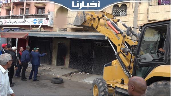 "التراكس" يواصل تحرير الملك العمومي بالدار البيضاء