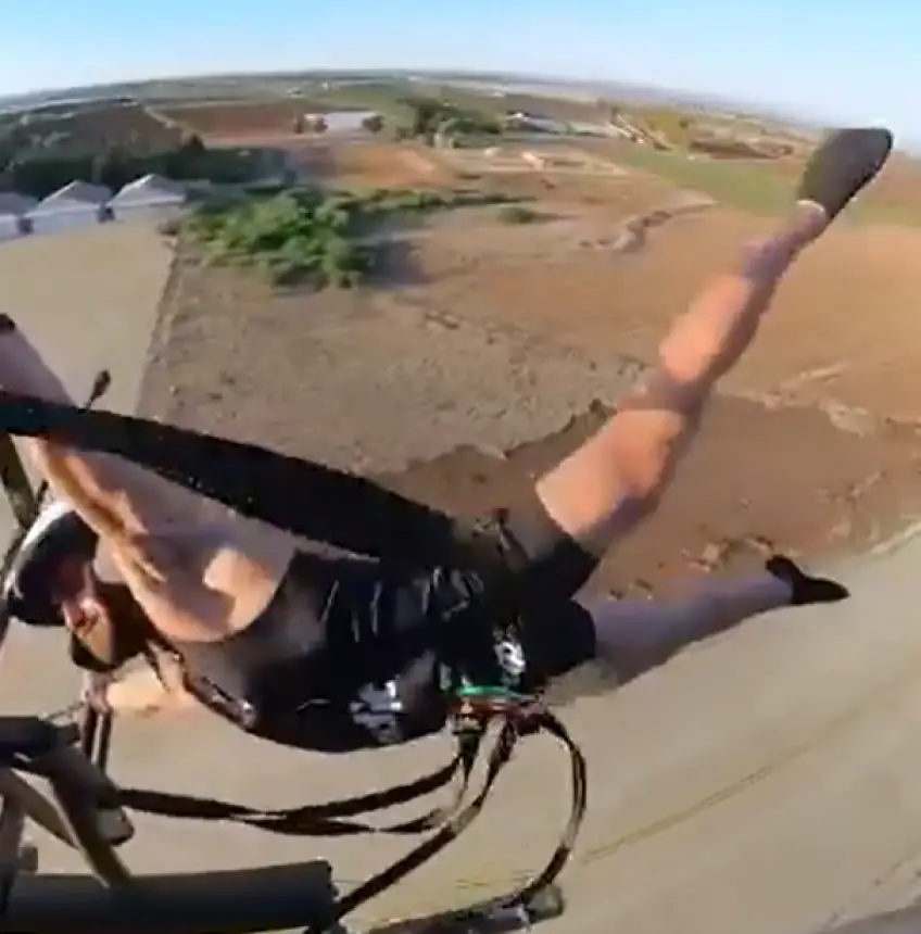 بالفيديو..شاب  ينفذ حركة بهلوانية على متن مروحية طائرة ويحطم رقم "غينيس" العالمي