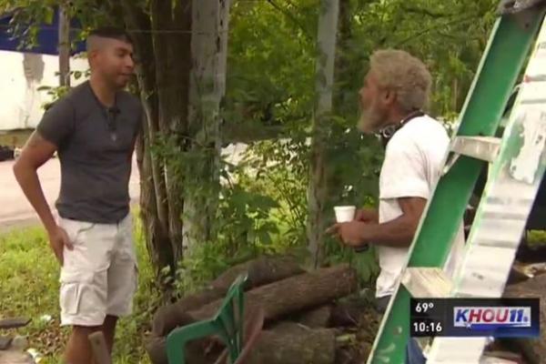 بالفيديو: مشرد يلتقي ابنه بعد 37 عاماً من الفراق