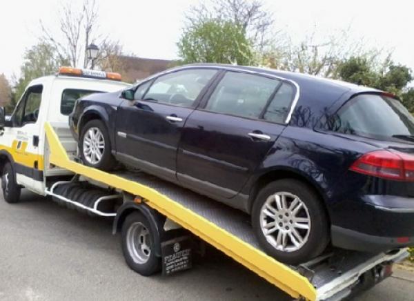 عاجل... غريب ما فعله مهاجر مغربي بعدما قررت الشرطة المغربية حجز سيارته