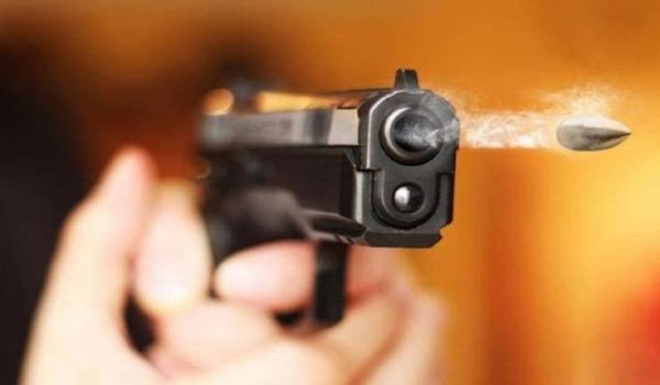 خطير...شخص هائج يهاجم دورية للشرطة حاملا سلاحا ورجل أمن يطلق 5 رصاصات