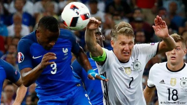 مشرعو المستديرة يدرسون تغيير قاعدة "لمس الكرة باليد"