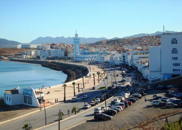 توقيف أجانب يوزعون الحليب والبسكويت منتهي الصلاحية على المشردين بالفنيدق