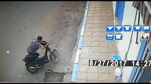 شاهد.. سرقة دراجة نارية من وسط المارة بطريقة إحترافية