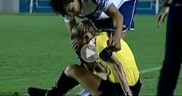 بالفيديو ...سقوط مروّع لـ"حكمة شقراء" بسبب تصويبة مدافع برازيلي